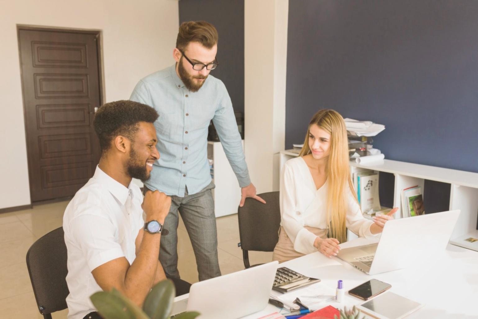 Finanzplanung Workspace mit Dokumenten und Analysewerkzeugen